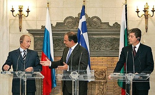 На совместной пресс-конференции с Премьер-министром Греции Константиносом Караманлисом (в центре) и Президентом Болгарии Георгием Пырвановым.