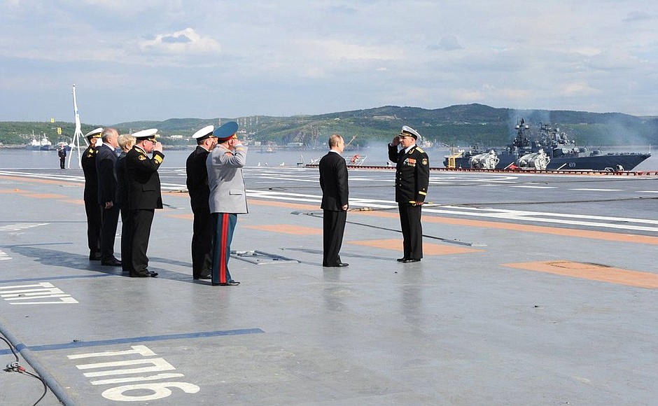 With Commander of the aircraft carrier Admiral Kuznetsov Captain 1st rank Sergei Artamonov.