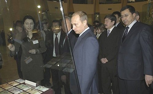 President Putin looking at the exhibition of Kazakh national currency.