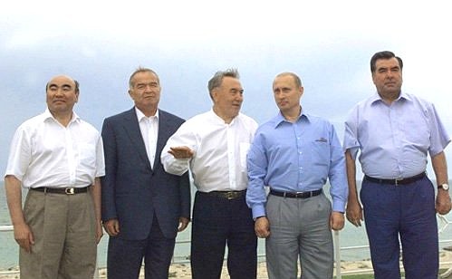 С Президентом Киргизии Аскаром Акаевым, Президентом Узбекистана Исламом Каримовым, Президентом Казахстана Нурсултаном Назарбаевым и Президентом Таджикистана Эмомали Рахмоновым (слева направо).