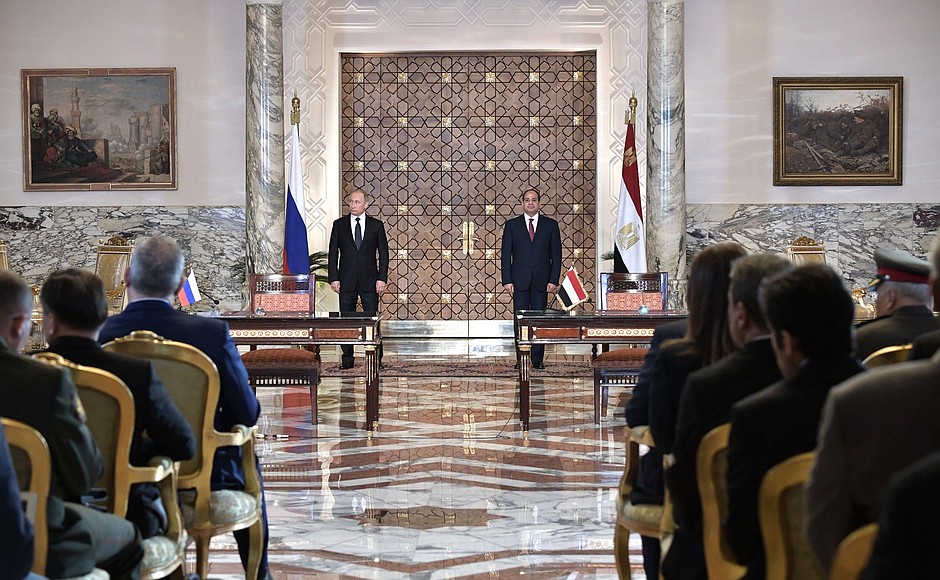 В ходе подписания совместных документов по итогам российско-египетских переговоров.
