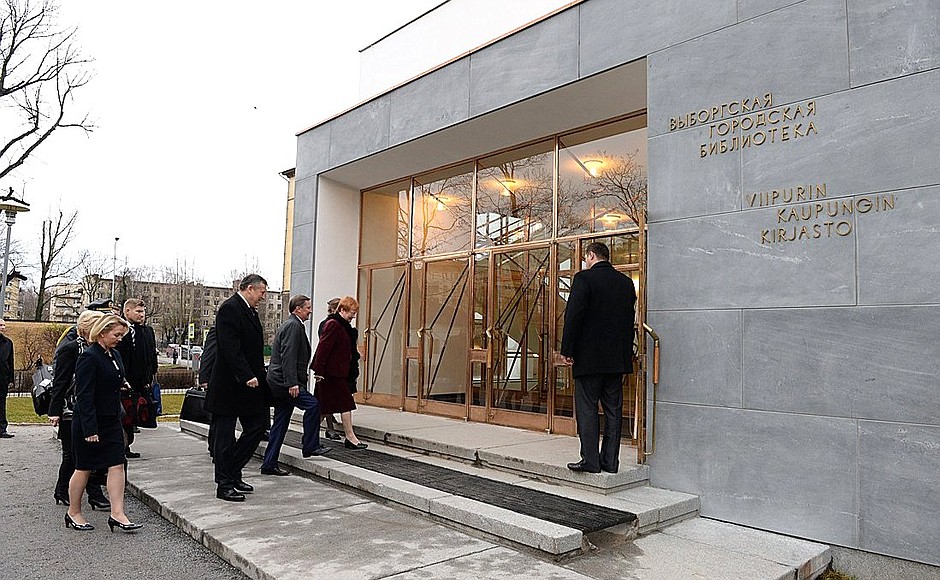 Sergei Ivanov and Tarja Halonen arrived at the opening ceremony of Vyborg Public Central Library.