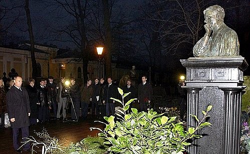 President Putin laying flowers at a monument to Anatoly Sobchak.