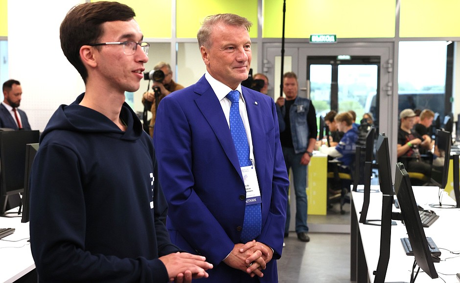 During a visit to the Intelligent Electronics – Valdai Innovative Scientific and Technological Centre (ISTC), the President toured the educational space of the Sberbank project, School 21. Right: Sberbank Management Board Chairman and CEO German Gref.