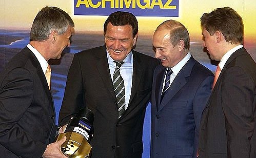 At the ceremony of signing Russian-German bilateral economic agreements. With the CEO of the German chemical giant BASF, Jurgen Hambrecht, German Federal Chancellor Gerhard Schroeder (left) and the CEO of Gazprom, Aleksei Miller (right).