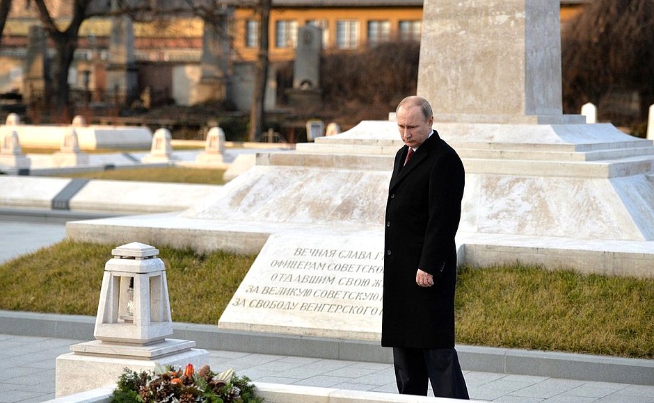 В ходе посещения Мемориала советским воинам на территории национального пантеона Керепеши в Будапеште.