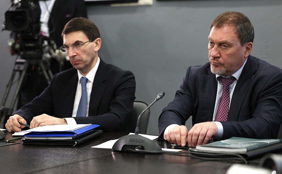 Presidential Plenipotentiary Envoy to the Central Federal District Igor Shchegolev (left) and Director General of PTK Group – member of Tulazheldormash Board of Directors Alexander Silkin during the videoconference meeting of the State Council Presidium.