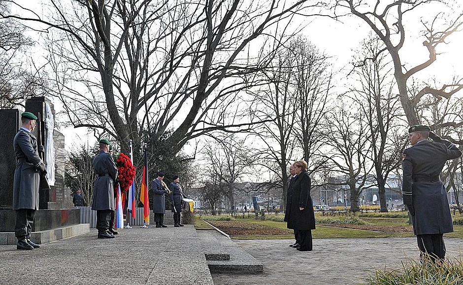 Возложение венка к мемориалу узникам концлагеря Алем, погибшим в последние дни Великой Отечественной войны.