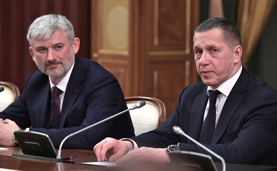 Minister of Transport Yevgeny Ditrikh (left) and Deputy Prime Minister – Presidential Plenipotentiary Envoy to the Far Eastern Federal District Yuri Trutnev before the beginning of the meeting with members of the Government.