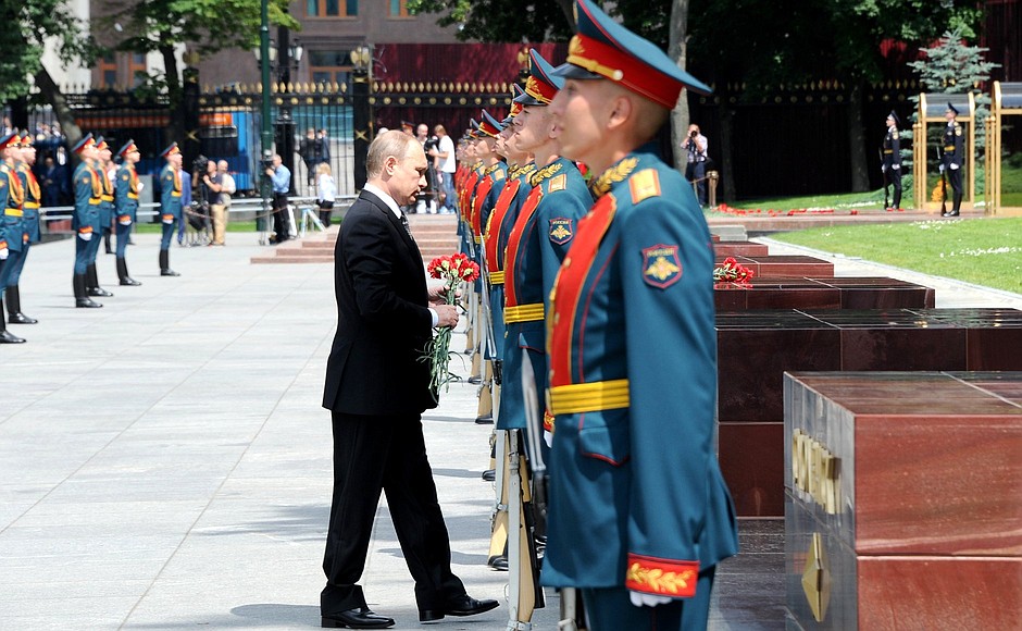 Vladimir Putin laid flowers at the memorial plaques honouring the hero cities and cities of military glory.