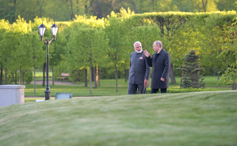 С Премьер-министром Индии Нарендрой Моди во время прогулки по парку Константиновского дворца в Стрельне.