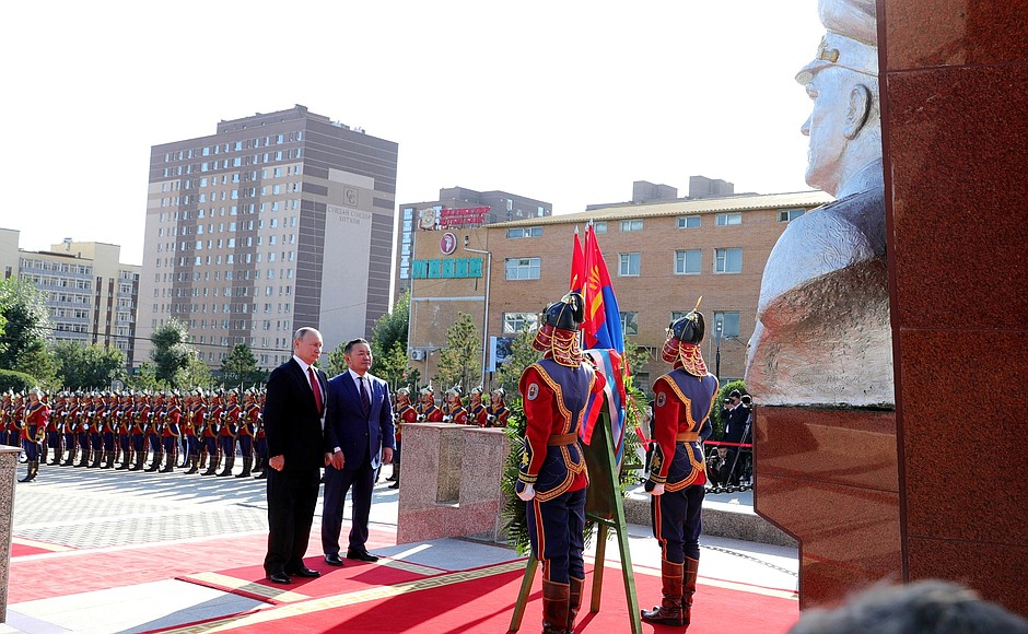 Церемония возложения венка к памятнику полководцу Георгию Жукову в Улан-Баторе.