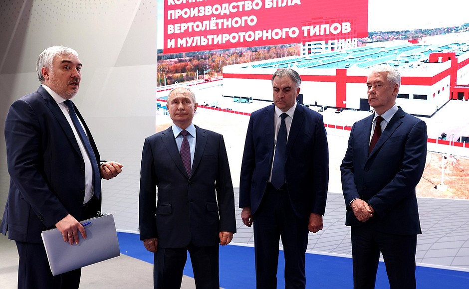 Visiting the Rudnyovo Industrial Park. With Special Presidential Representative on Digital and Technological Development Dmitry Peskov (left), Kronstadt CEO Oleg Shilov (centre) and Moscow Mayor Sergei Sobyanin.
