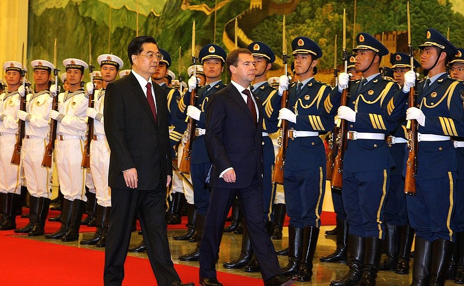 С Председателем КНР Ху Цзиньтао во время церемонии официальной встречи.