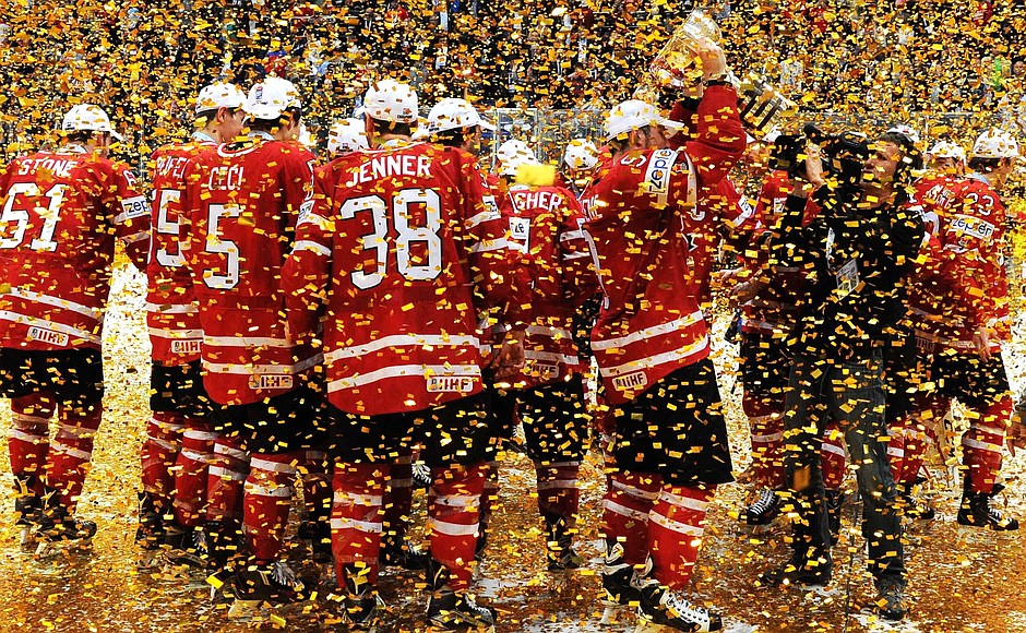 Игроки сборной Канады на церемонии награждения победителей чемпионата мира по хоккею.