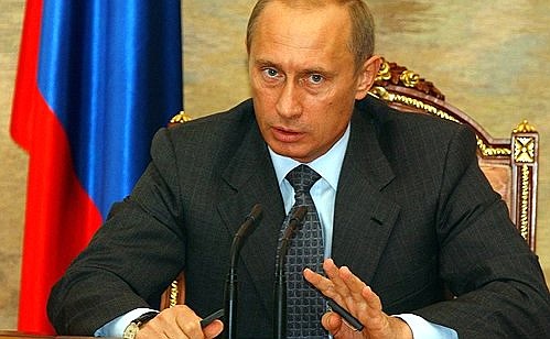 President Putin at a meeting with Government members.