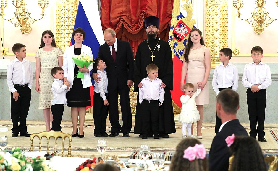 На церемонии вручения орденов «Родительская слава». Орденом награждена семья Тайченачевых из Республики Алтай.