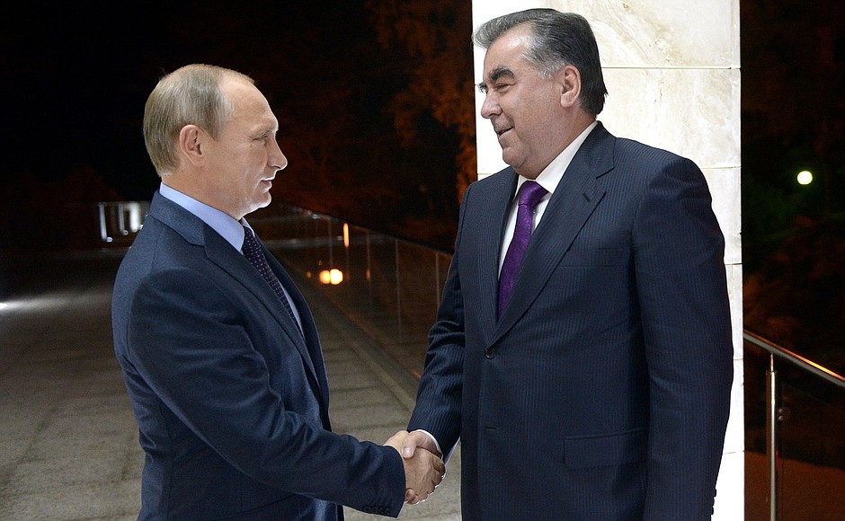 Перед началом встречи с Президентом Таджикистана Эмомали Рахмоном.
