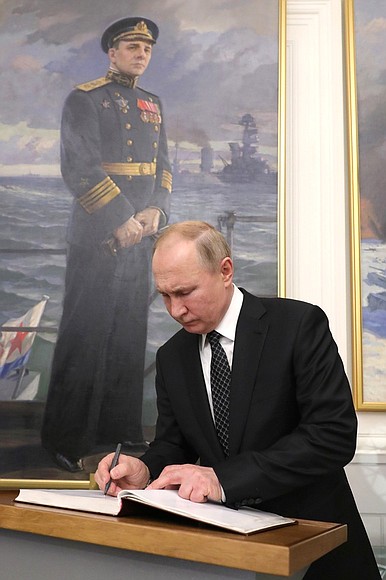 Vladimir Putin made an entry in the book of guests of honour at the State Memorial Museum of the Defence and Siege of Leningrad.