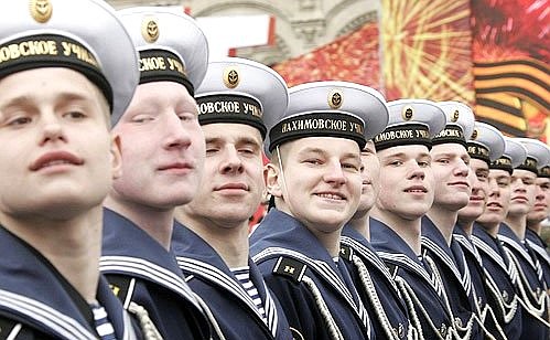 Военный парад в честь 62-й годовщины Победы в Великой Отечественной войне.