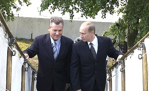 Президенты России и Польши Владимир Путин и Александер Квасьневский поднимаются на борт ракетного крейсера «Маршал Устинов».