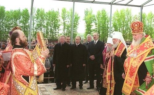 Vladimir Putin with presidents Leonid Kuchma of Ukraine and Alexander Lukashenko of Belarus (to the right in the centre) at Sts. Peter and Paul\'s Church in Prokhorovka Field, where the Patriarch of Moscow and All Russia Alexy II celebrated Easter liturgy.