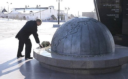 Возложение цветов к памятнику-мемориалу павшим в локальных войнах и военных конфликтах.