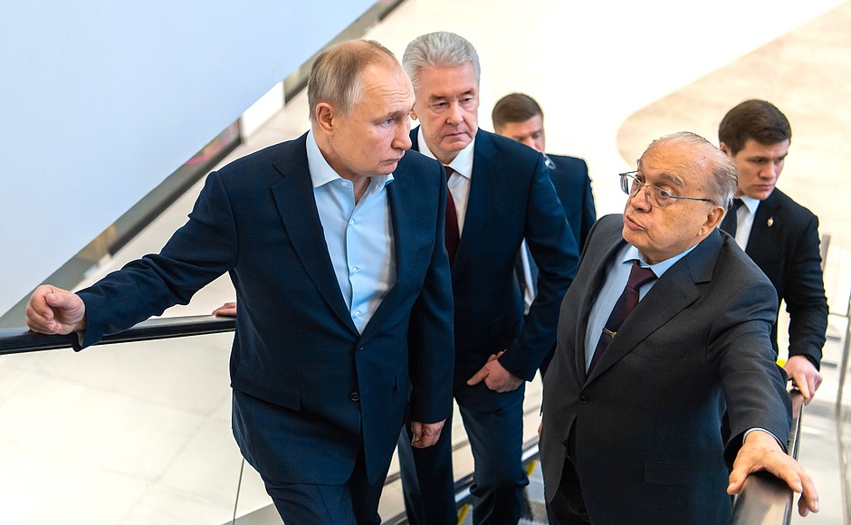 During a visit to the Lomonosov cluster, the part of the Vorobyovy Gory Innovation Science and Technology Centre. With Moscow Mayor Sergei Sobyanin (centre) and Moscow State University Rector Viktor Sadovnichy.