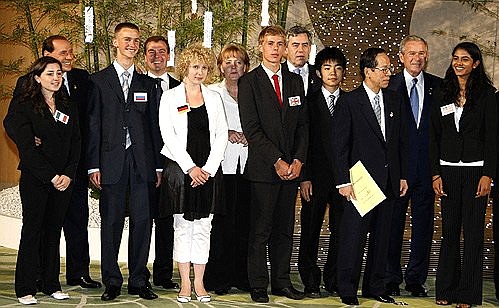 С участниками саммита «Группы восьми» и представителями «юношеской восьмёрки».