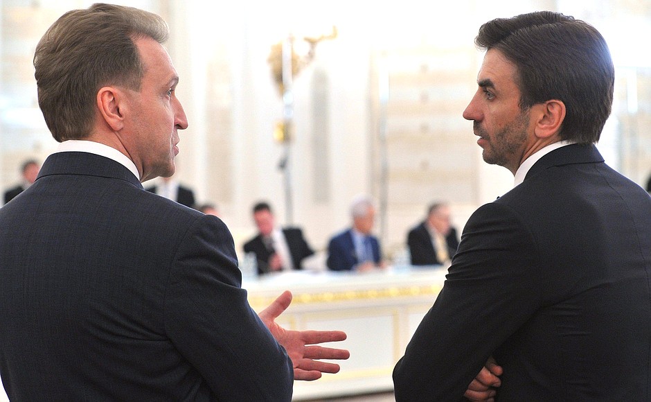 Первый заместитель Председателя Правительства Игорь Шувалов и Министр Российской Федерации Михаил Абызов перед началом заседания Государственного совета.