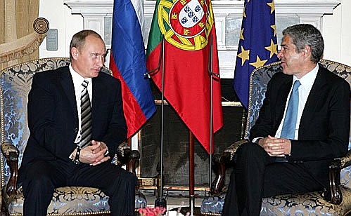 С Премьер-министром Португалии Жозе Сократешем.