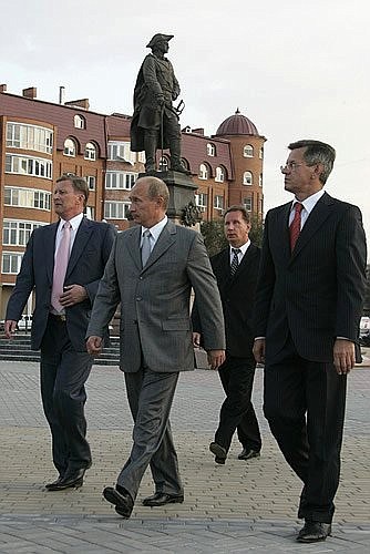 С Первым заместителем Председателя Правительства Сергеем Ивановым (слева) и губернатором Астраханской области Александром Жилкиным (справа на первом плане) во время прогулки по городу.