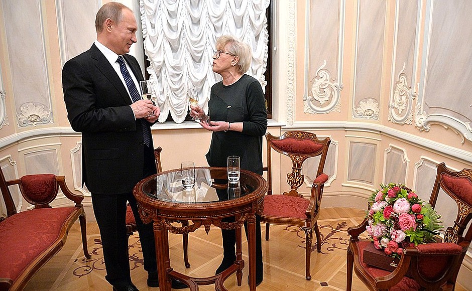 Владимир Путин поздравил народную артистку СССР Алису Фрейндлих с юбилеем.
