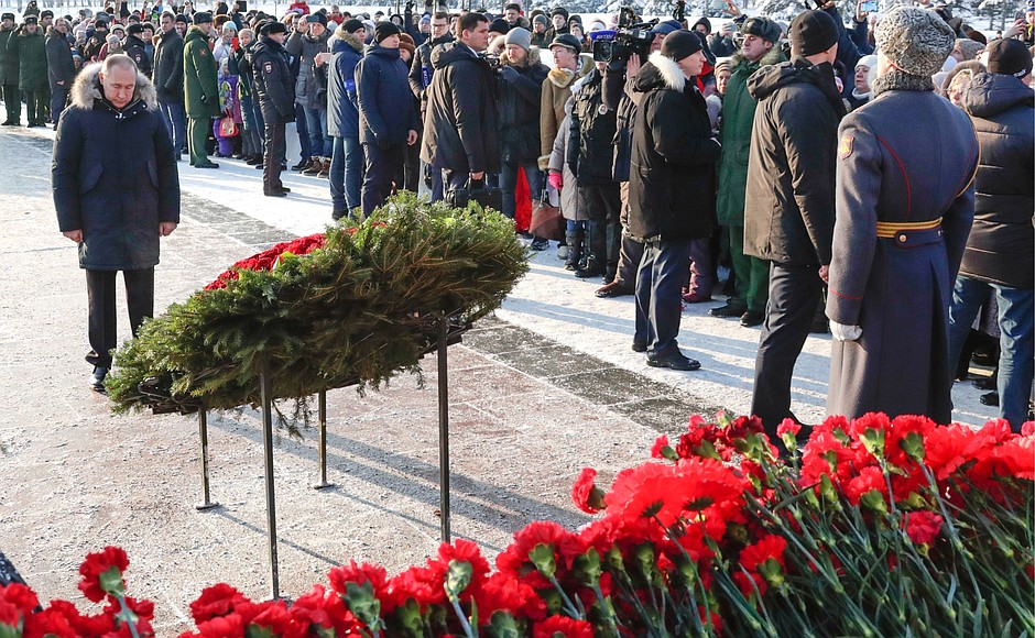 Vladimir Putin laid a wreath at the Motherland monument at Piskaryovskoye Memorial Cemetery on the 75th anniversary of the complete liberation of Leningrad from the Nazi siege.
