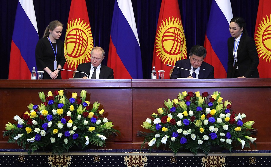 Following talks Vladimir Putin and Sooronbay Jeenbekov signed a Joint Statement.