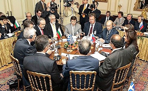 Переговоры с Премьер-министром Греции Константиносом Караманлисом и Президентом Болгарии Георгием Пырвановым.