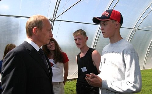 President Putin talking with senior formers working at the Vilga tree nursery.