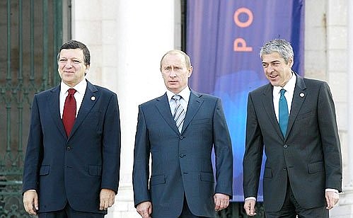 With European Commission President Jose Manuel Barroso (left) and Portuguese Prime Minister Jose Socrates.