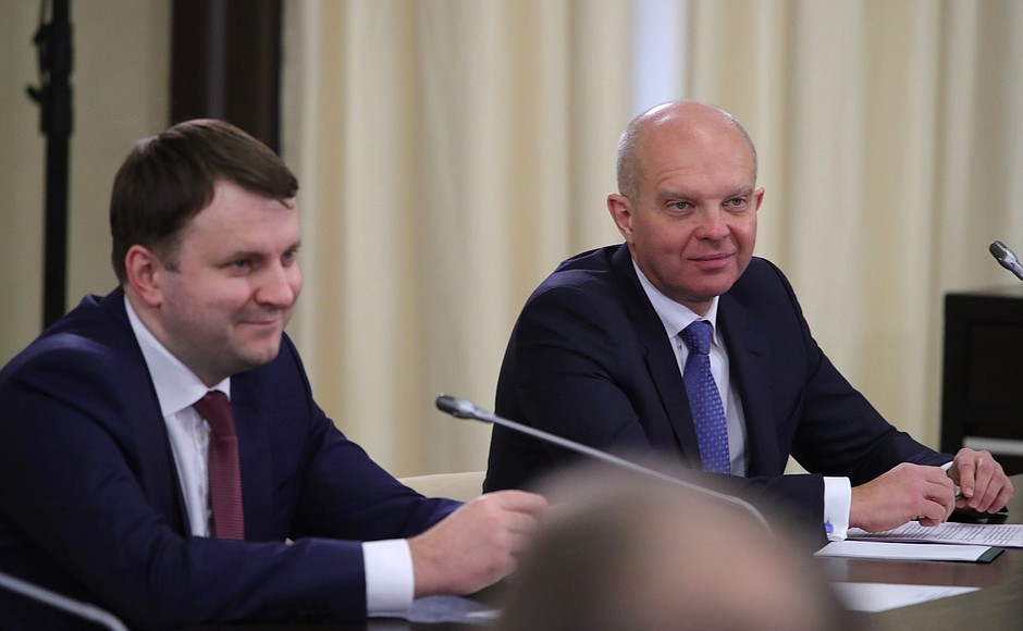 Aide to the President Maxim Oreshkin (left) and First Deputy President and Chairman of VTB Bank Management Board Yury Soloviev at a meeting with investors.