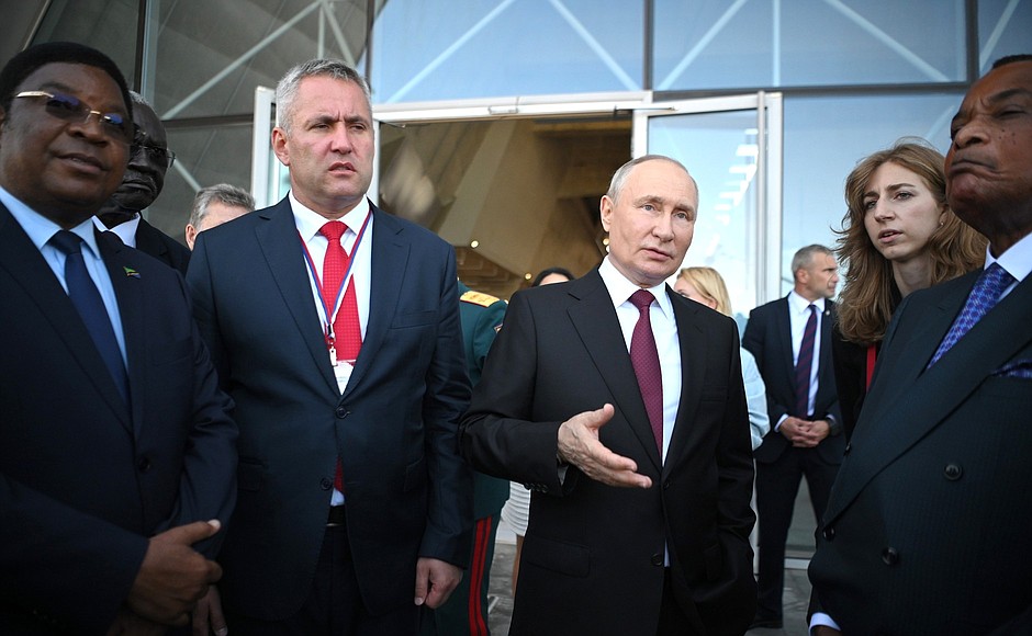 During the visit to Kronstadt Vladimir Putin accompanied his foreign visitors to the Museum of Naval Glory.