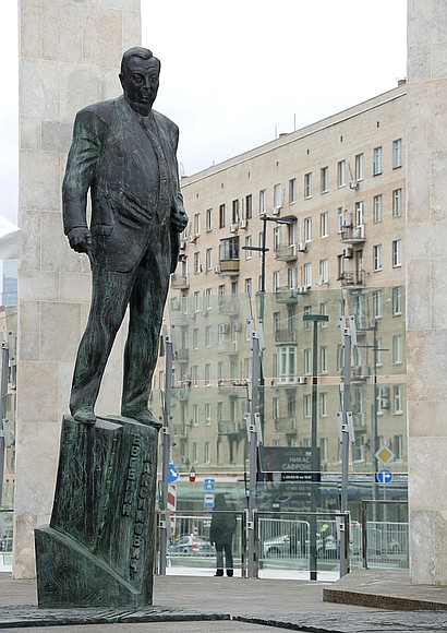 A monument to Yevgeny Primakov unveiled in the park square near the Ministry of Foreign Affairs.
