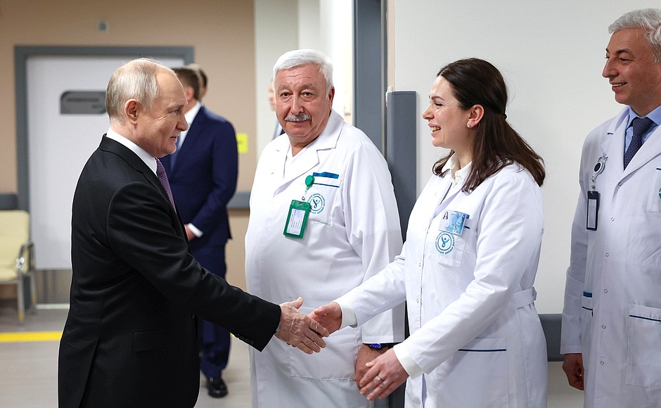 The President spoke briefly with the medical centre’s staff.