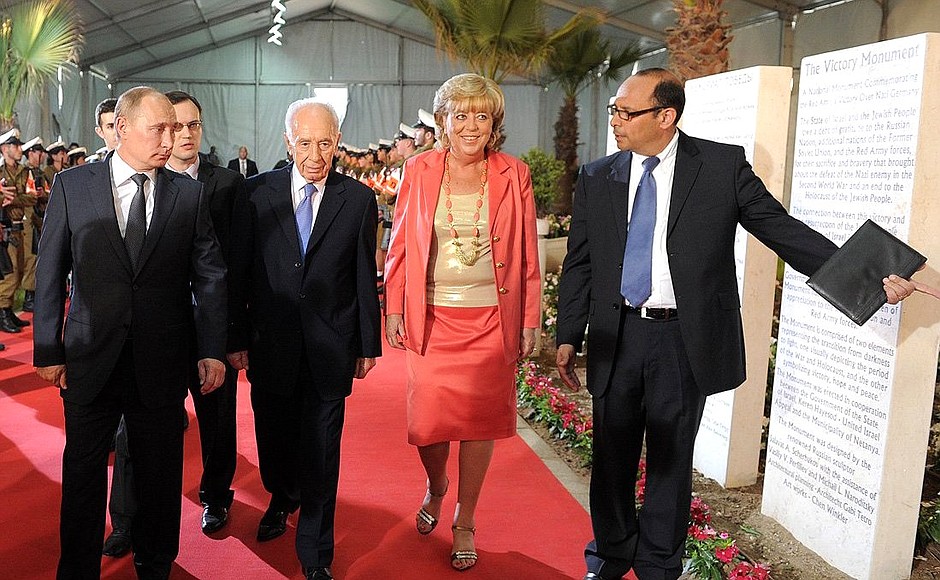 С Президентом Израиля Шимоном Пересом (второй слева) перед началом церемонии открытия Мемориала победы Красной армии над фашистской Германией.