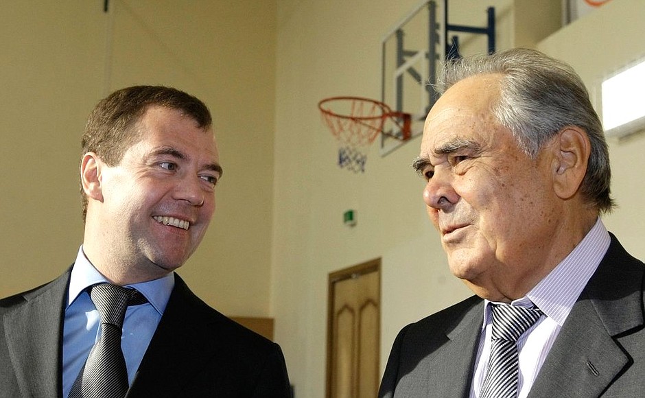 Во время посещения школы №177. С Президентом Республики Татарстан Минтимером Шаймиевым.