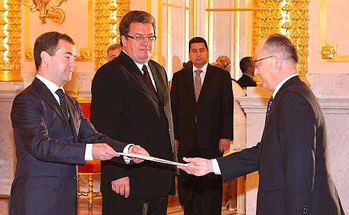 Верительную грамоту Президенту России вручает посол Турецкой Республики Халиль Акынджи.