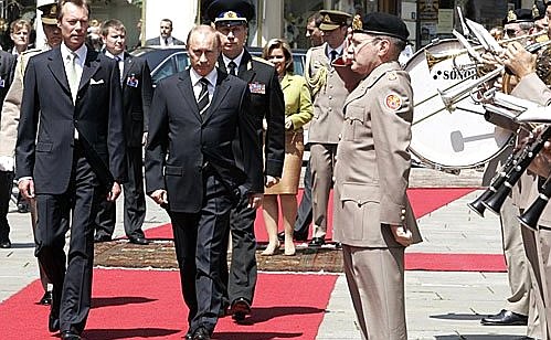 Grand Duke Henri of Luxembourg officially welcoming Vladimir Putin.
