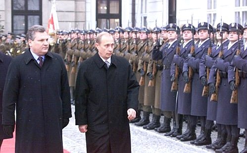 President Putin and Polish President Aleksander Kwasniewski during welcoming ceremony in front of the Presidential Palace.