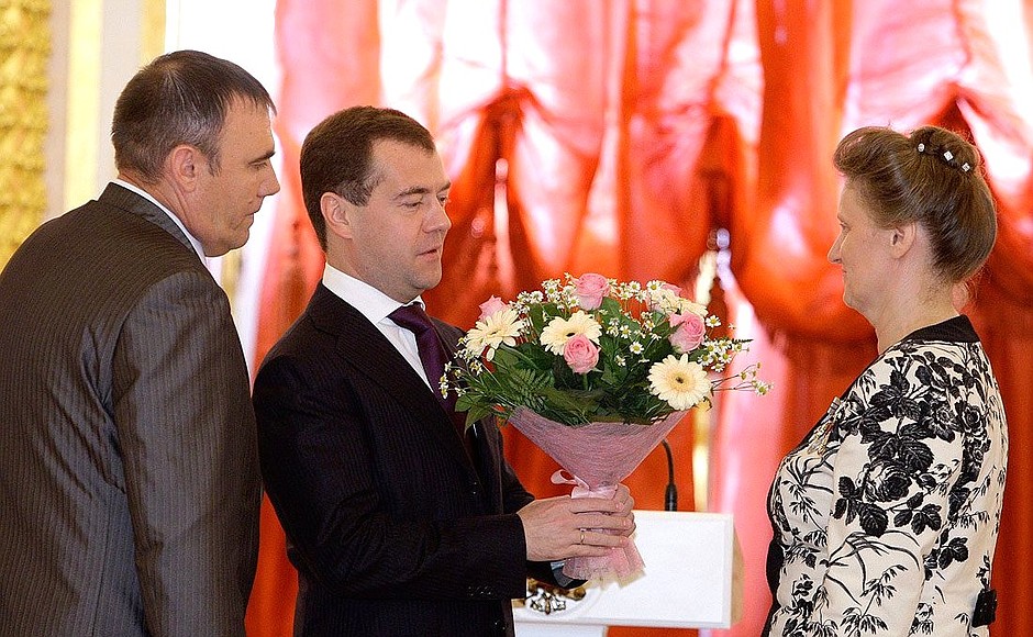 Nikolai and Tatyana Saltykov receiving the Order of Parental Glory.