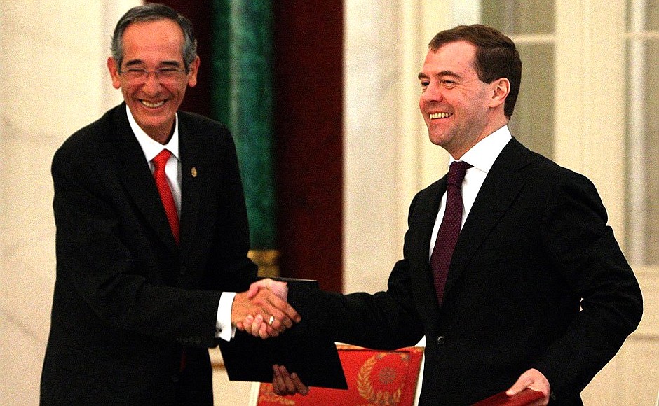 Подписание совместных документов. Дмитрий Медведев и Президент Гватемалы Альваро Колом приняли совместное заявление.