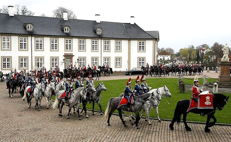 Конный эскорт президентского кортежа на официальной церемонии встречи во дворце Фреденсборг, летней резиденции датской монаршей семьи.